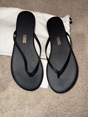 TKEES Women’s Black Minimal Flip Flop Sandals